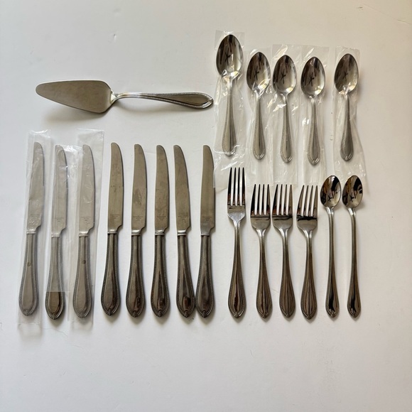 New Reed and Barton 20 Piece Elegant Stainless Flatware Set - Picture 1 of 8